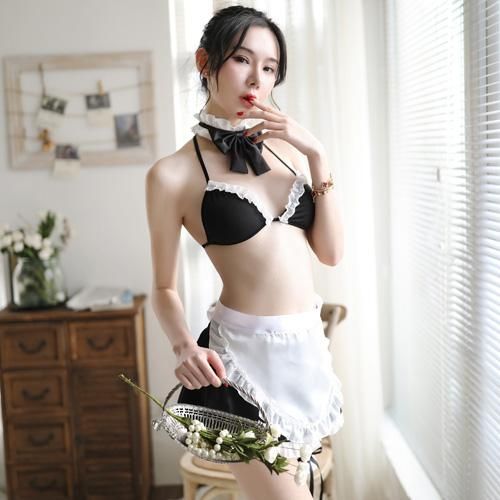 トップスはブラのみの大胆な露出でもシックで気品のあるセクシーさをメイド 服 コスプレ​ 