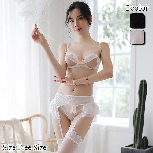 フリルをあしらった甘い雰囲気が男心をくすぐるガーターランジェリー